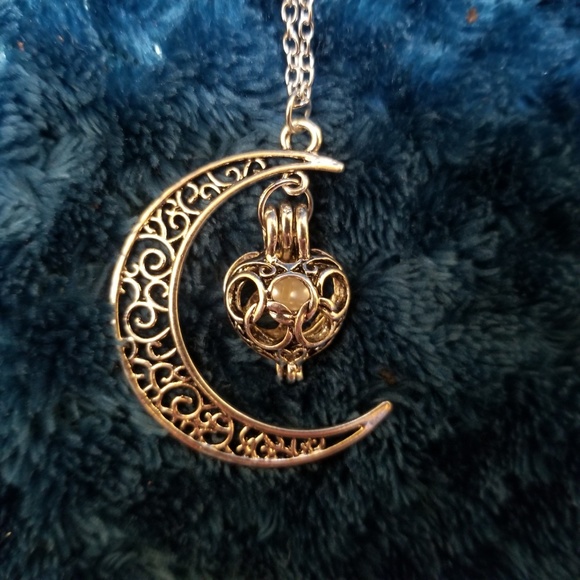 Pearl Oyster Bead Silver Locket Pendant Necklace - Picture 5 of 7